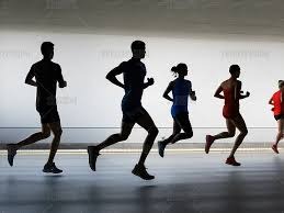 詹皇这一瞪惊呆众人，连东契奇都难以承受，顿巴斯球员尤为尴尬！